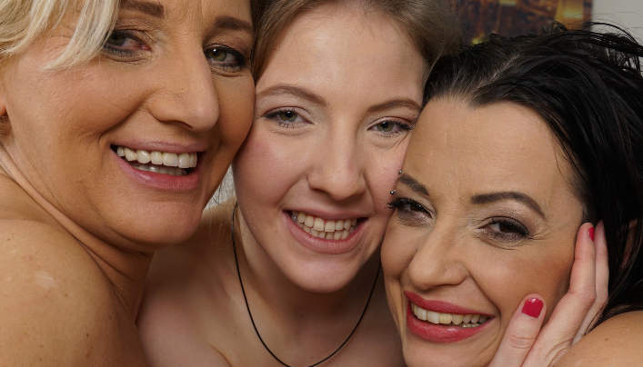 MILF Lesbian Threesome : Olds-Young Dyke Porn